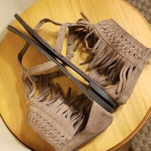 ☀️Minnetonka☀️Taupe/Brown Suede / Thong-Toe / Fringe Tassel Flat Sandals Size 8